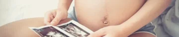 超音波を保持している妊娠中の女性