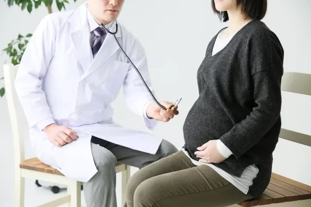 産婦人科の医者と妊婦