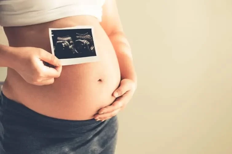 妊婦さんのおなかと胎児の超音波写真
